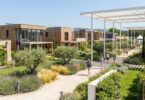découvrez le plus grand village de maisons-témoins en france où tout fonctionne réellement, offrant une expérience unique pour explorer différents modèles et innovations en habitat.