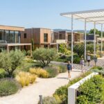 découvrez le plus grand village de maisons-témoins en france où tout fonctionne réellement, offrant une expérience unique pour explorer différents modèles et innovations en habitat.