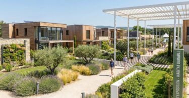 découvrez le plus grand village de maisons-témoins en france où tout fonctionne réellement, offrant une expérience unique pour explorer différents modèles et innovations en habitat.