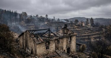 à au porge en gironde, yves partage son témoignage poignant après la destruction de sa maison, illustrant un village qui s'éveille et se mobilise face à l'adversité.