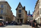 découvrez la maison la plus étroite de béthune, située place sévigné, avec une largeur impressionnante de seulement 2,50 mètres. un joyau unique à ne pas manquer !