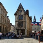 découvrez la maison la plus étroite de béthune, située place sévigné, avec une largeur impressionnante de seulement 2,50 mètres. un joyau unique à ne pas manquer !