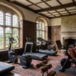 explorez la superbe demeure anglaise de dibu mart&iacute;nez, alliant design moderne et salle de sport priv&eacute;e pour un confort exceptionnel.