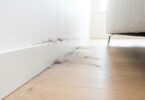 découvrez le secret d'hôtelier pour dire adieu à la corvée des plinthes en éloignant la poussière pendant des semaines, et profitez d'une maison propre sans effort.