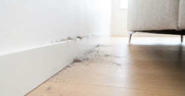 découvrez le secret d'hôtelier pour dire adieu à la corvée des plinthes en éloignant la poussière pendant des semaines, et profitez d'une maison propre sans effort.