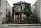 découvrez l'histoire d'une maison menacée, entre incompréhension et colère face à l'abandon qui met en péril ce lieu précieux.