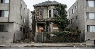 découvrez l'histoire d'une maison menacée, entre incompréhension et colère face à l'abandon qui met en péril ce lieu précieux.