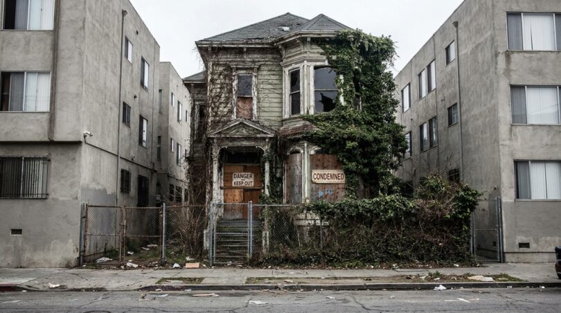 découvrez l'histoire d'une maison menacée, entre incompréhension et colère face à l'abandon qui met en péril ce lieu précieux.