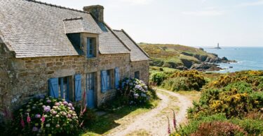 découvrez comment les longères et pentys bretons apportent fraîcheur et confort naturellement, offrant un refuge idéal pour affronter les canicules en toute sérénité.