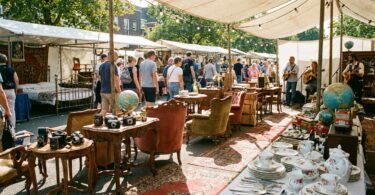 découvrez le vide-grenier géant organisé par le photographe maxime chicard, avec une sélection unique de vaisselle, mobilier et trésors d'antan à ne pas manquer.