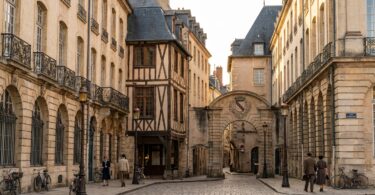 à nancy, olivier long explore les maisons anciennes, dénichant des trésors du passé tout en préservant les souvenirs précieux des habitants.