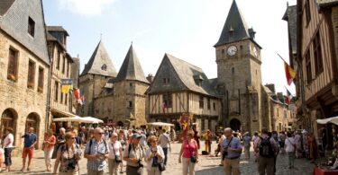 découvrez l'histoire fascinante de la maison triangulaire située à la place du 73e à béthune, un lieu emblématique qui a évolué d'un célèbre café à bien plus encore au fil des années.
