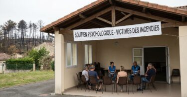 découvrez le témoignage poignant d'un incendie en gironde, où voir sa maison partir en cendres signifie aussi perdre une part précieuse de notre mémoire et de notre histoire.