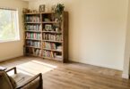 découvrez l'expérience de déplacer une bibliothèque lourde sur un sol vinyle neuf pour libérer un mur et les résultats surprenants après six semaines.