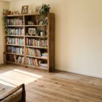 découvrez l'expérience de déplacer une bibliothèque lourde sur un sol vinyle neuf pour libérer un mur et les résultats surprenants après six semaines.