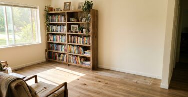 découvrez l'expérience de déplacer une bibliothèque lourde sur un sol vinyle neuf pour libérer un mur et les résultats surprenants après six semaines.