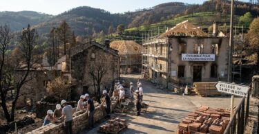 découvrez le témoignage poignant des habitants du porge à leur retour après l'incendie : souvenirs retrouvés, dégâts révélés et espoir de reconstruction.