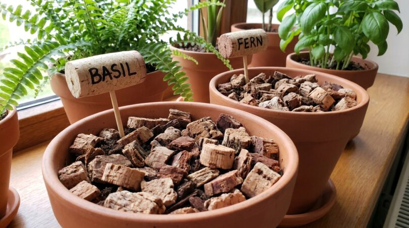 découvrez comment réutiliser vos bouchons de vin avec ces astuces ingénieuses et éco-responsables pour décorer et organiser votre maison facilement.