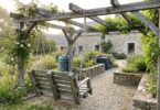 découvrez une maison d'exception dans le finistère, entièrement rénovée avec des matériaux naturels et un mobilier sur-mesure, alliant confort et authenticité.