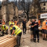 des habitants retrouvent leur domicile apr&egrave;s les ravages des incendies, red&eacute;couvrant une partie de leur vie envol&eacute;e dans la catastrophe.