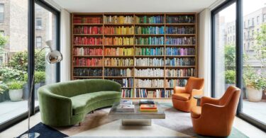 découvrez comment les designers réinventent le salon en 2026 en abandonnant la bibliothèque blanche immaculée au profit de couleurs audacieuses pour un espace vivant et moderne.