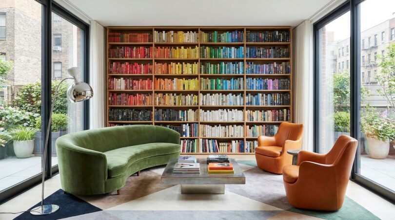 découvrez comment les designers réinventent le salon en 2026 en abandonnant la bibliothèque blanche immaculée au profit de couleurs audacieuses pour un espace vivant et moderne.