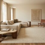 en 2026, la table basse change de place dans le salon. d&eacute;couvrez o&ugrave; les d&eacute;corateurs la d&eacute;placent et comment ce choix transforme l&rsquo;espace.