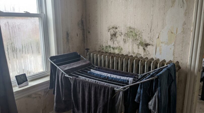 découvrez pourquoi sécher votre linge sur un radiateur avec les fenêtres fermées, bien que courant, peut causer des problèmes inattendus pour votre santé et votre maison.