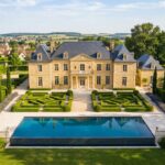 découvrez une maison de prestige à louer à croissy-sur-seine, 90 m² élégamment aménagés pour 2 500 € par mois. confort et charme garantis pour votre séjour ou votre résidence.