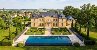 découvrez une maison de prestige à louer à croissy-sur-seine, 90 m² élégamment aménagés pour 2 500 € par mois. confort et charme garantis pour votre séjour ou votre résidence.