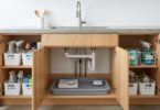 découvrez pourquoi nous continuons à stocker nos produits ménagers sous l'évier, malgré la vulnérabilité de ce meuble essentiel de la cuisine, et explorez des solutions pour mieux organiser cet espace délicat.