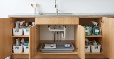 découvrez pourquoi nous continuons à stocker nos produits ménagers sous l'évier, malgré la vulnérabilité de ce meuble essentiel de la cuisine, et explorez des solutions pour mieux organiser cet espace délicat.